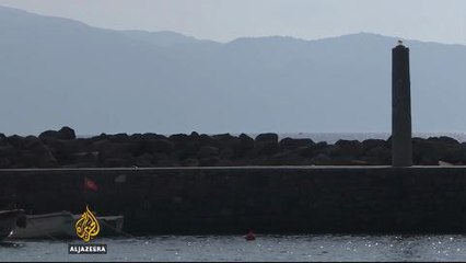 Refugees continue journey from Turkey to Europe