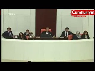 Yemini unuttu, Meclis sıralarından kahkahalar yükseldi
