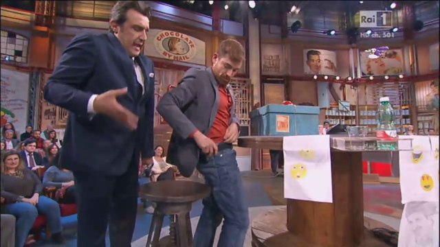 Flavio Insinna e gli slip gialli del concorrente di Affari Tuoi