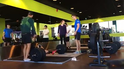 Il va amèrement Regretter d'avoir Soulevé cette Barre