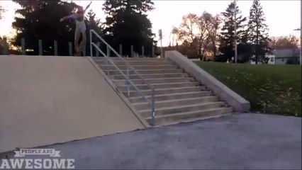 Video herunterladen: Ce rider en skate se rattrape de justesse et évite une grosse chute