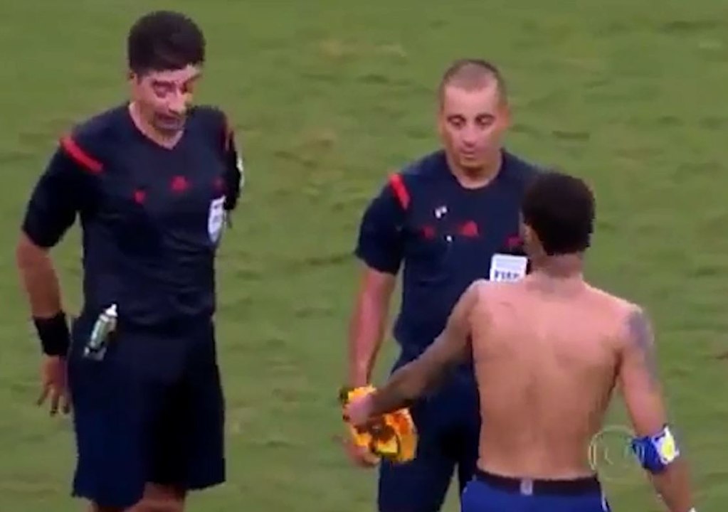 Neymar offre son maillot à l'arbitre, il refuse