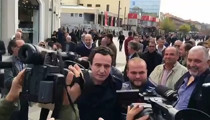 Albin Kurti në protestë para Qeverisë, Policia po e kërkon gjithandej (Foto_Video) _ Lajminet