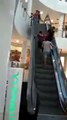 Vídeos mostra mulheres tentando subir escada rolante no shopping
