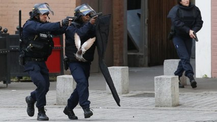 Social video captures police raid in Saint-Denis