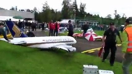 A Estos Tipos Se Les Fue De Las Manos Lo De Jugar Con Avioncitos De Papel