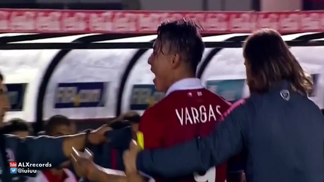 Gesto Obsceno de Eduardo Vargas a los aficionados Uruguay (Uruguay vs Chile) 2015