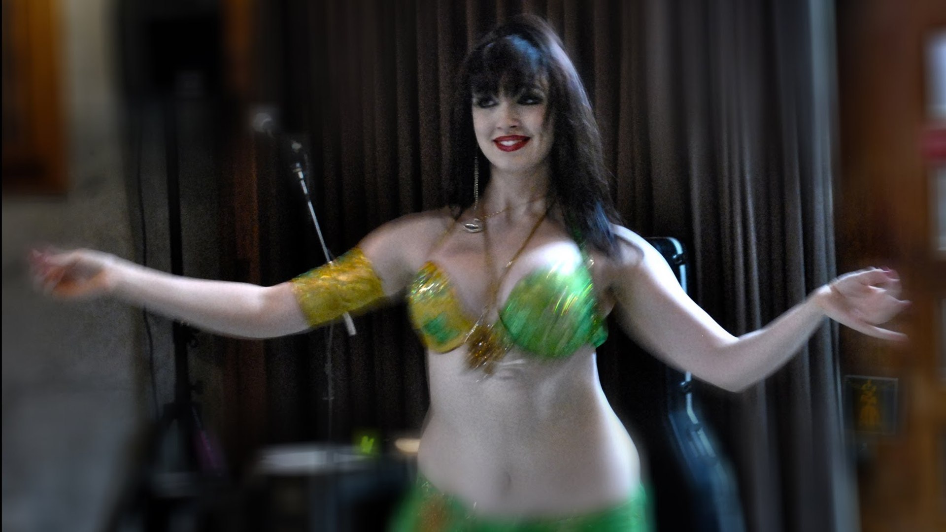 Arabic Belly Dance - This Girl is insane!