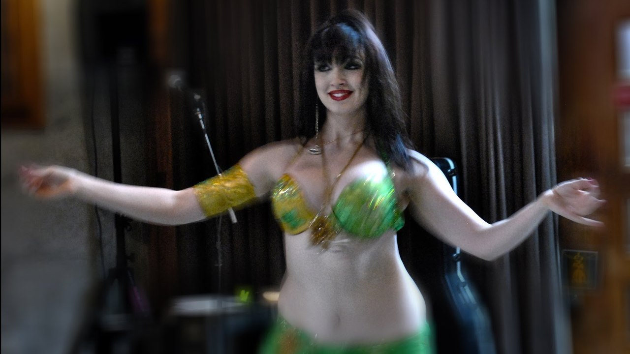 Arabic Belly Dance - This Girl is insane!