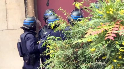 A Saint-Denis, la police défonce les portes d'une église