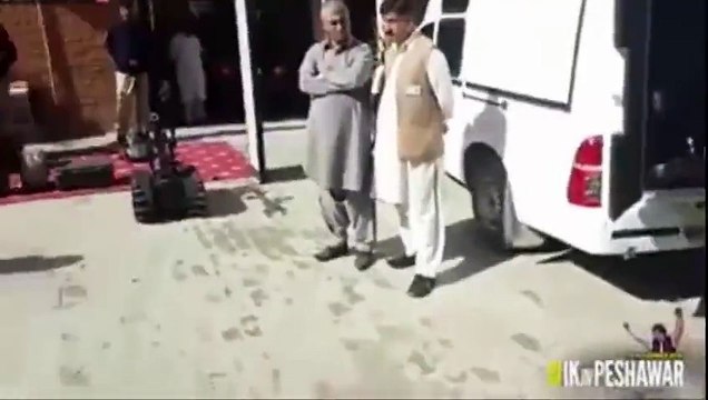 خیبر پختونخواہ پولیس سراغ رساں کتوں اور روبوٹس کے ذریعے دھماکہ خیز مواد کو کس طرح دیکھیں کیے تلاش کرے کے ناکارہ بناتی ہے