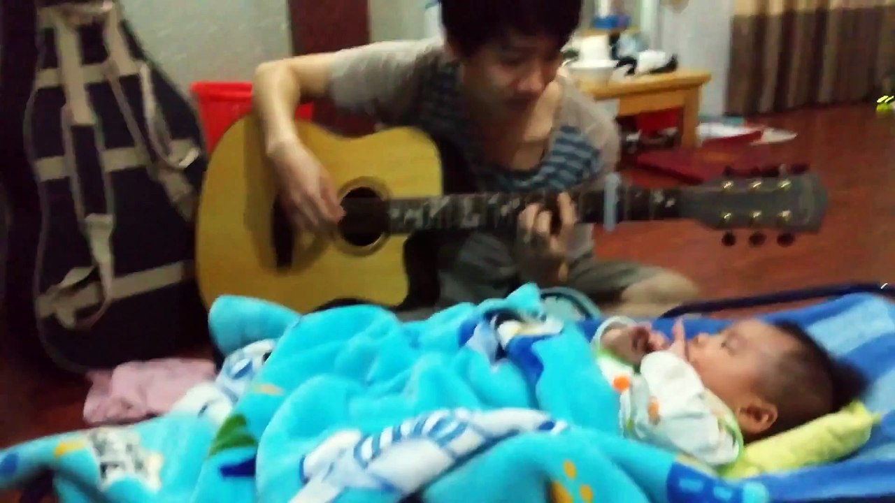 Ông bố trẻ đàn guitar ru con ngủ cực hay và dễ thương