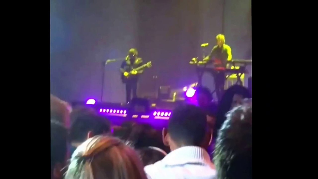 Shy'm se Vautre Lamentablement en plein Concert