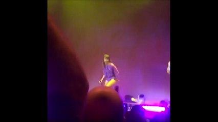 Grosse chute de Shy'm en plein concert qui tente de se jetter dans la foule - slowmotion