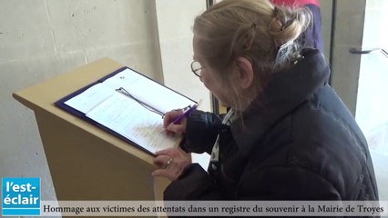 Les troyens rendent hommage aux victimes des attentats de Paris dans un registre du souvenir à la Mairie de Troyes