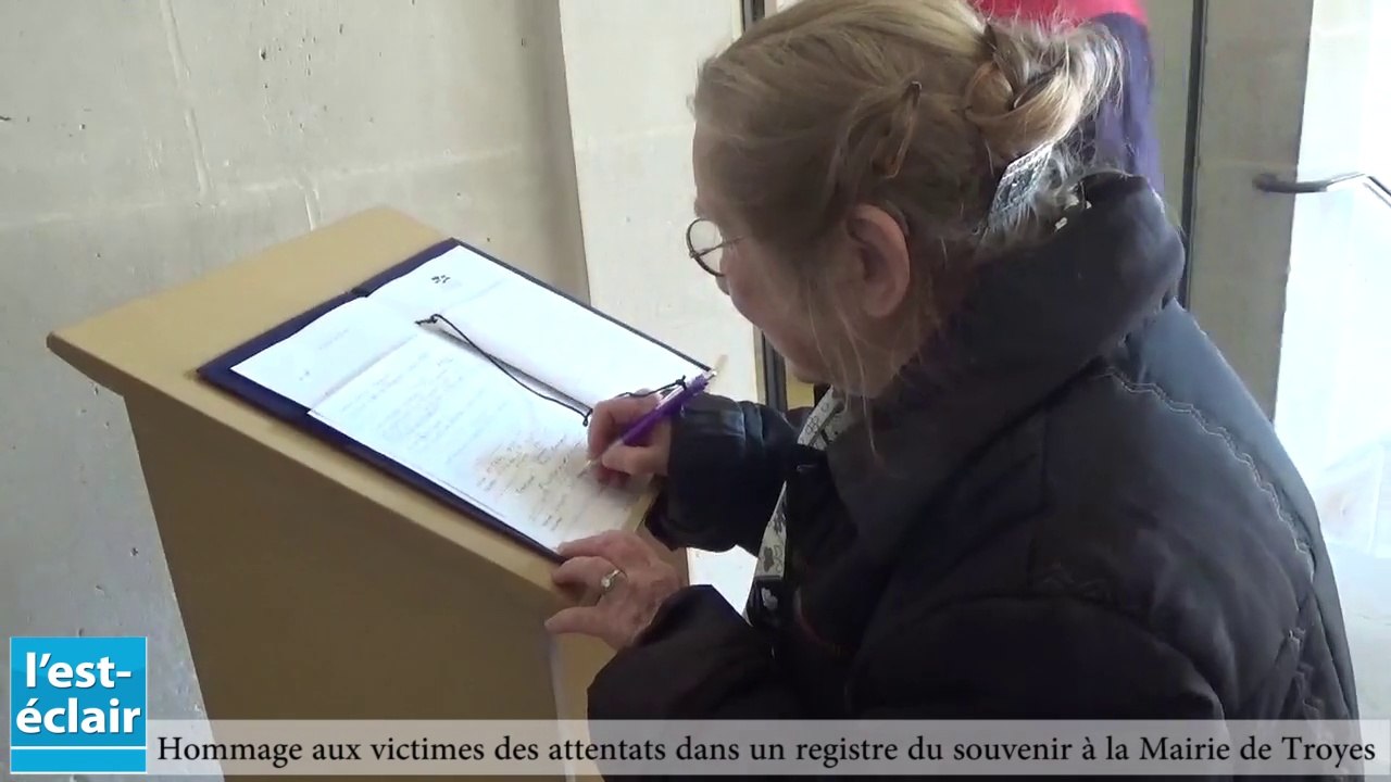 Les troyens rendent hommage aux victimes des attentats de Paris dans un registre du souvenir à la Mairie de Troyes