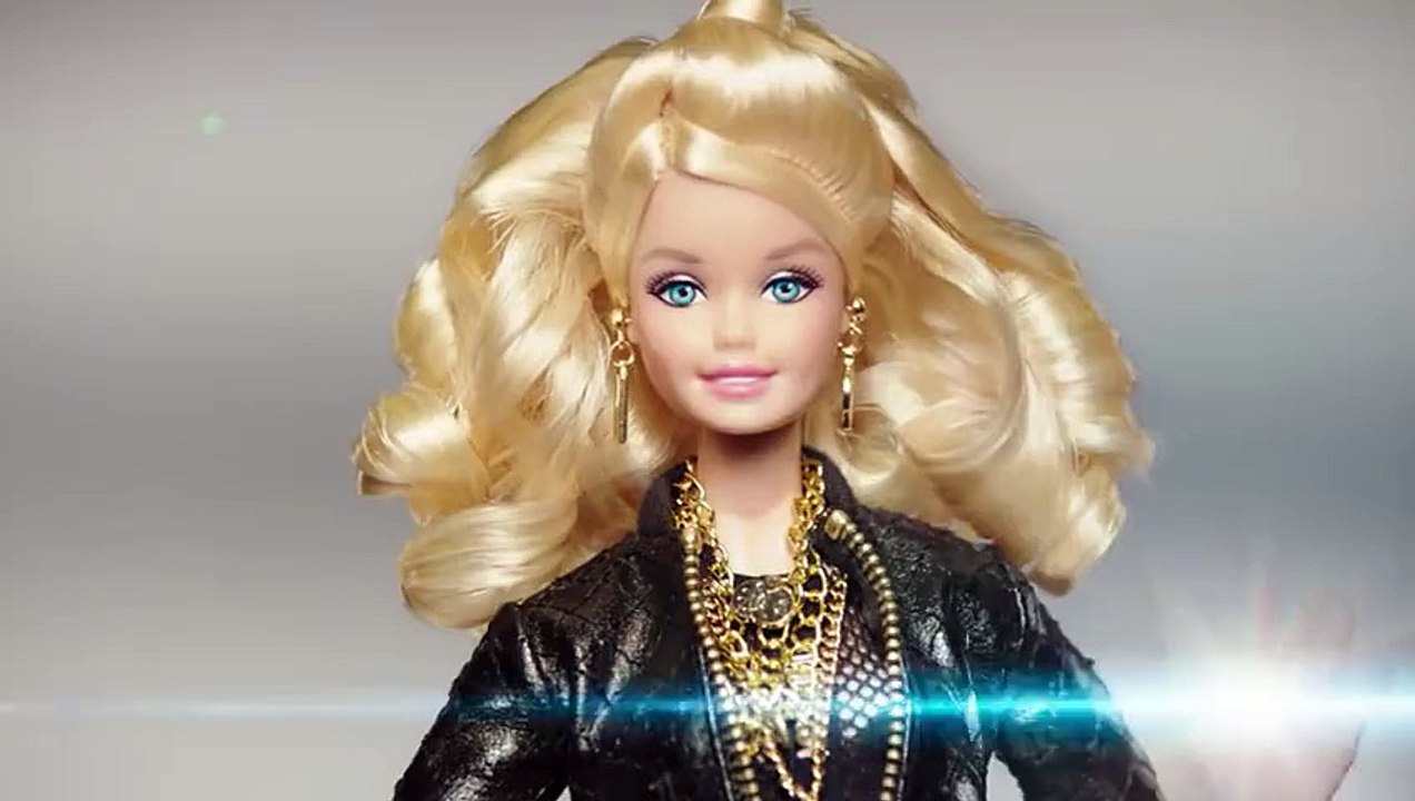 Un petit garçon dans un spot de pub Barbie pour la première fois