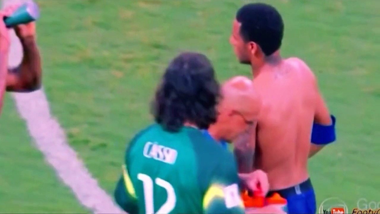 Zap Foot du 18 novembre : La marseillaise exceptionnelle à Wembley, Neymar offre son maillot à l'arbitre qui le refuse, une terrible blessure lors de Honduras-Mexique etc.