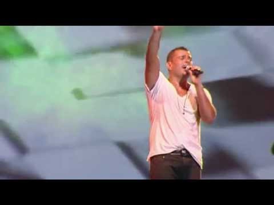 Amr Diab - Einy Wana Shayfo (Dubai 2010) عمرو دياب - عيني وأنا شايفه