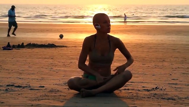 Эту девушку я увидел на пляже и незаметно начал снимать