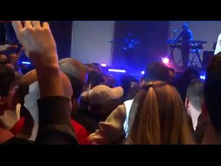 Shy’m fonce vers la foule.. et tombe dans le vide