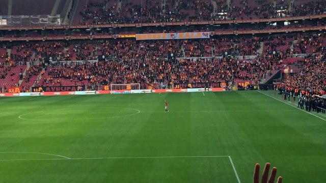 Wesley Sneijder leads Galatasaray fans in amazing celebration