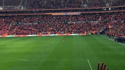 Wesley Sneijder leads Galatasaray fans in amazing celebration