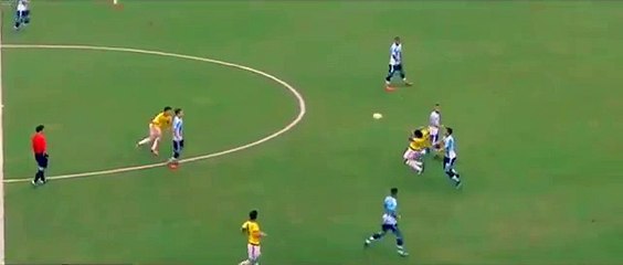 Colombia win free kick after James Rodriguez pushes teammate into Argentina player (Video)