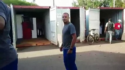 Móveis começam a chegar para serem guardados em contêineres