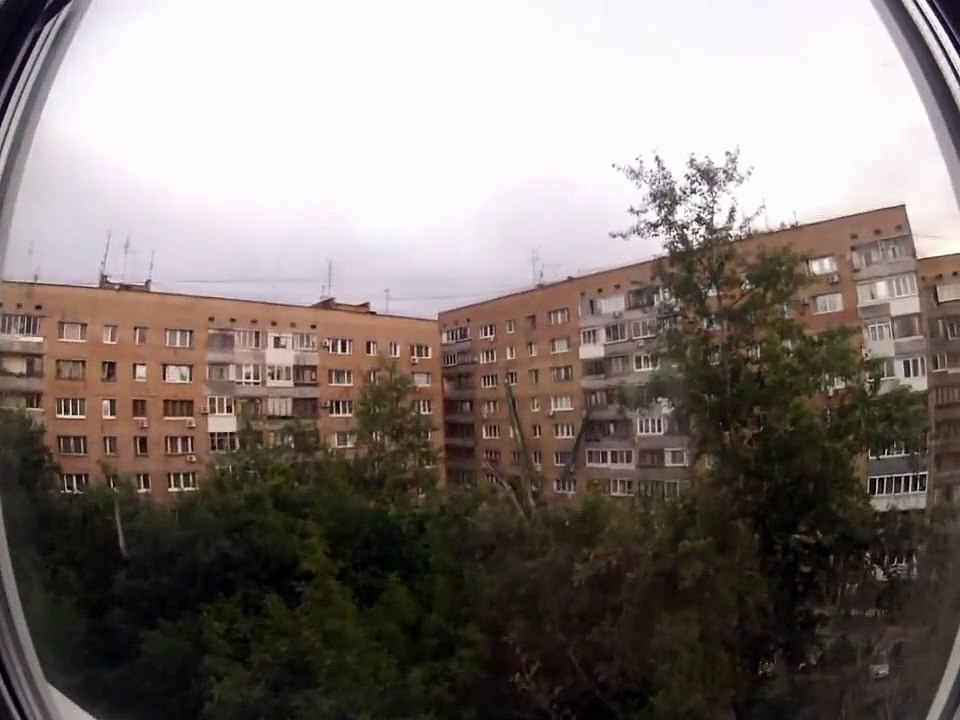 Нечто ползает по стенам домов в Самаре – Видео Dailymotion