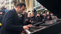 Un pianiste joue Imagine devant le Bataclan