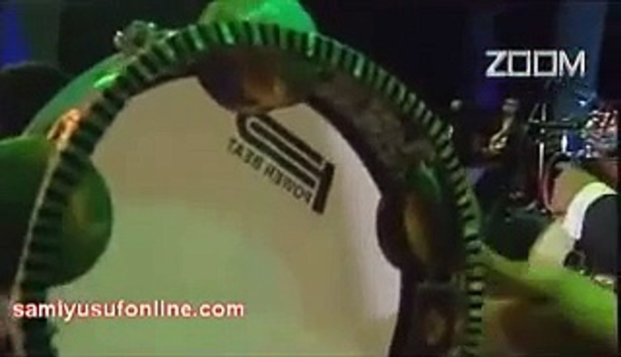 سامي يوسف مع الموسيقى العربية على آلة الكمان يعزف النشيد.