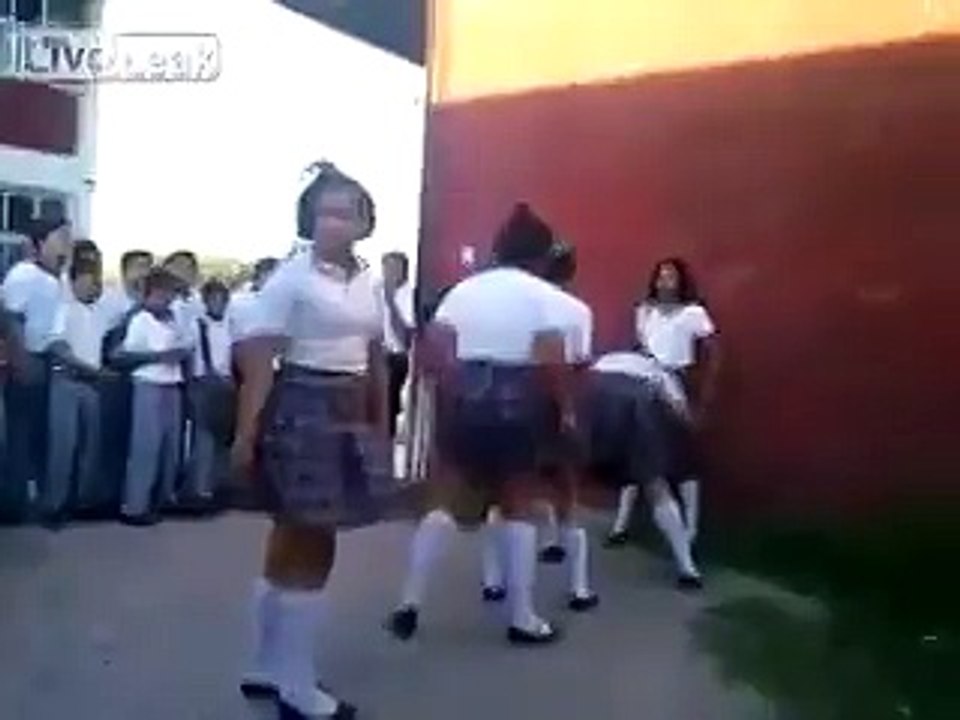 Uzun Eşşek Oynayan Liseli Kızlar