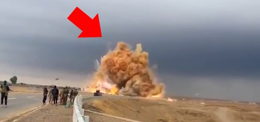 Explosão impressionante de carro-bomba.