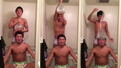 Deux Japonais s'amusent avec un préservatif rempli d'eau