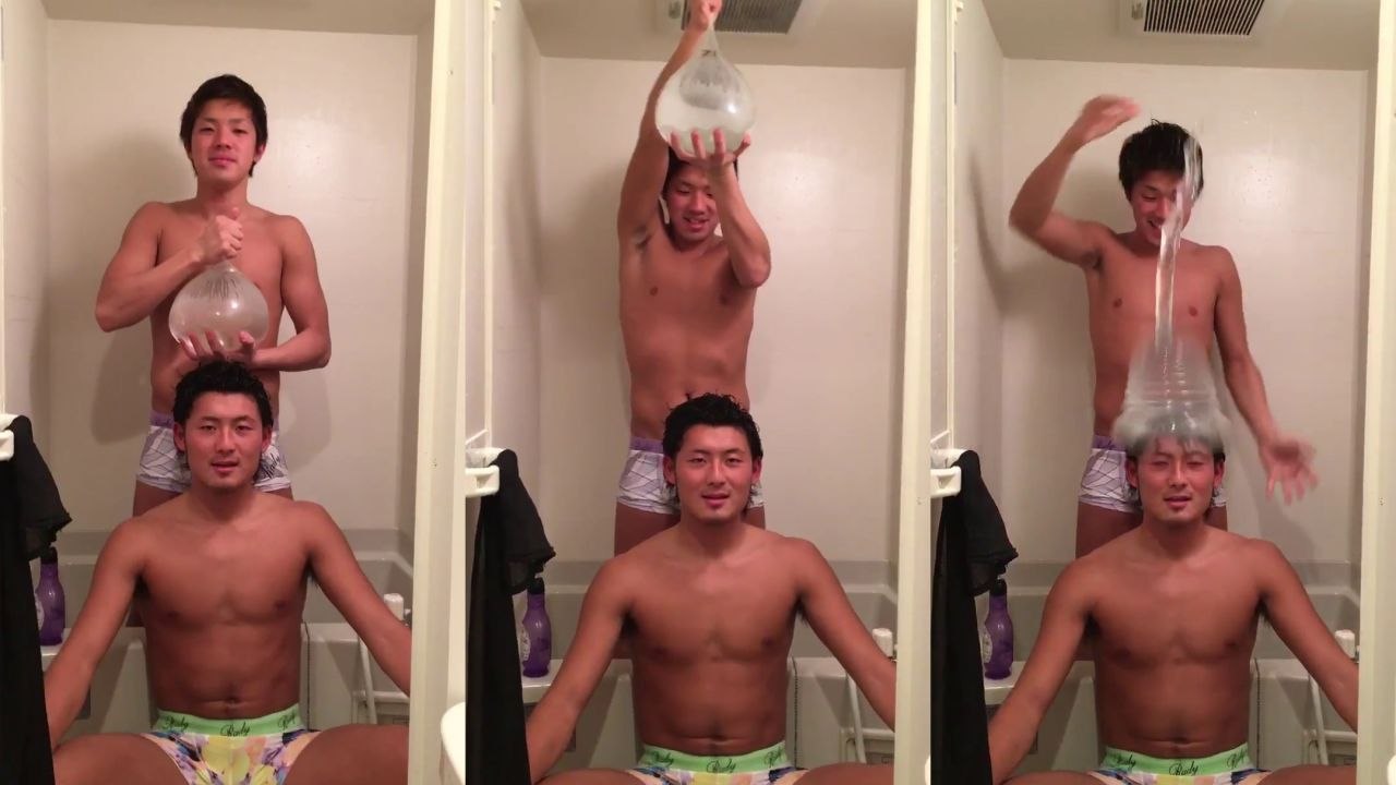 Deux Japonais s'amusent avec un préservatif rempli d'eau