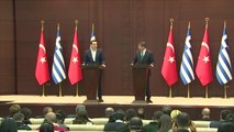 تركيا واليونان تؤكدان ضرورة حل قضية اللاجئين السوريين