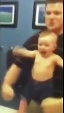 Я плакала от смеха, когда увидела, что делает этот малыш