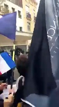 يا من غيرتم صورتكم بعلم دولة ‫#‏فرنسا‬ فرنسيون يحرقون القرآن ويهتفون أيها المسلمون انصرفو