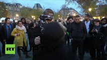 En plein Paris, un musulman à bras ouverts : « Je vous fais confiance, et vous ? Alors faites-moi un câlin»