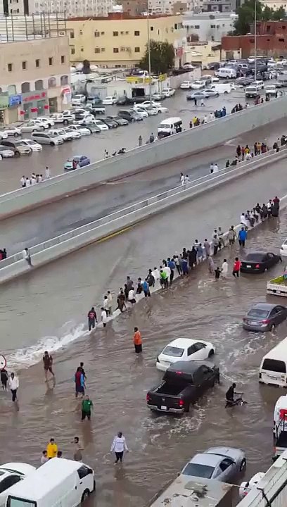 غرق مدينة جدة بالمملكة العربية السعودية بسبب الأمطار