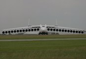 El avion mas grande del mundo (aterrizando y despegando)