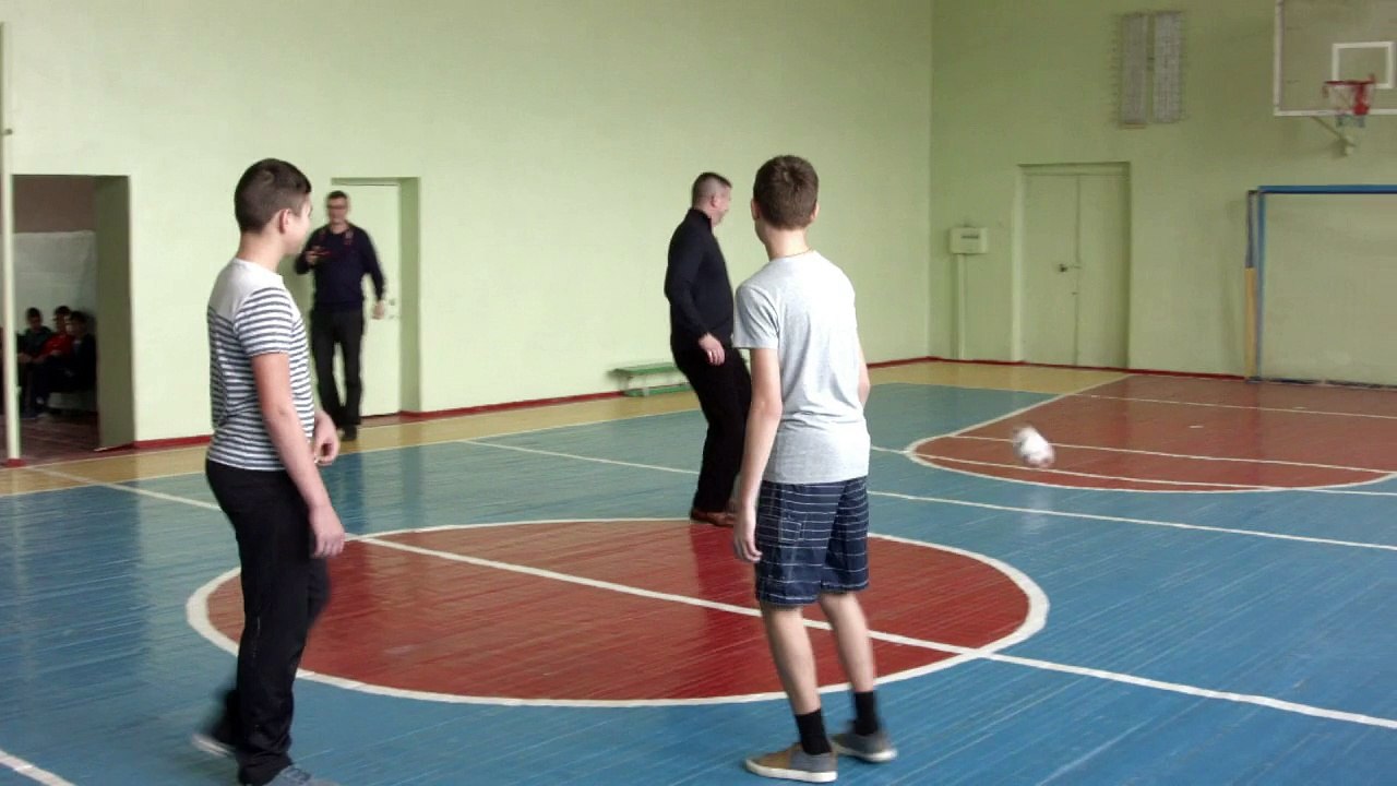 Croatian ex-footballer wins plaudits by helping Ukrainian kids