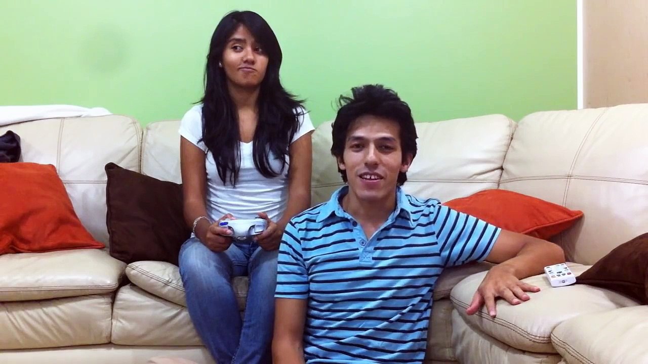 Susto a chica mientras juega | Bromas pesadas a mujeres, bromas graciosas de miedo, sustos