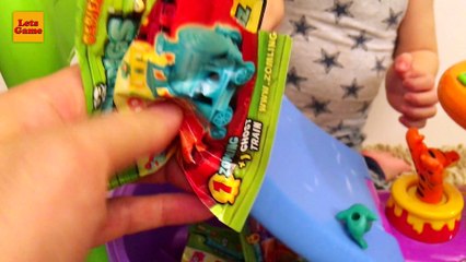 Маленький Мальчик Человек Паук Распаковывает Игрушки Zomlings - Little Boy Spider-Man Unpacking Toys