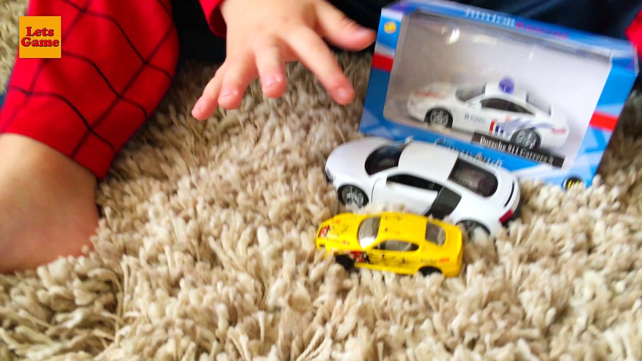 Маленький Мальчик Человек Паук Играется с Машинками - Little Boy Spider-Man Playing with Cars Toys