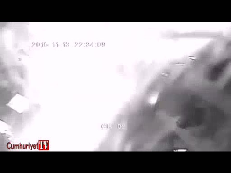 Teröristlerin Paris'teki cafeye saldırı anı kamerada