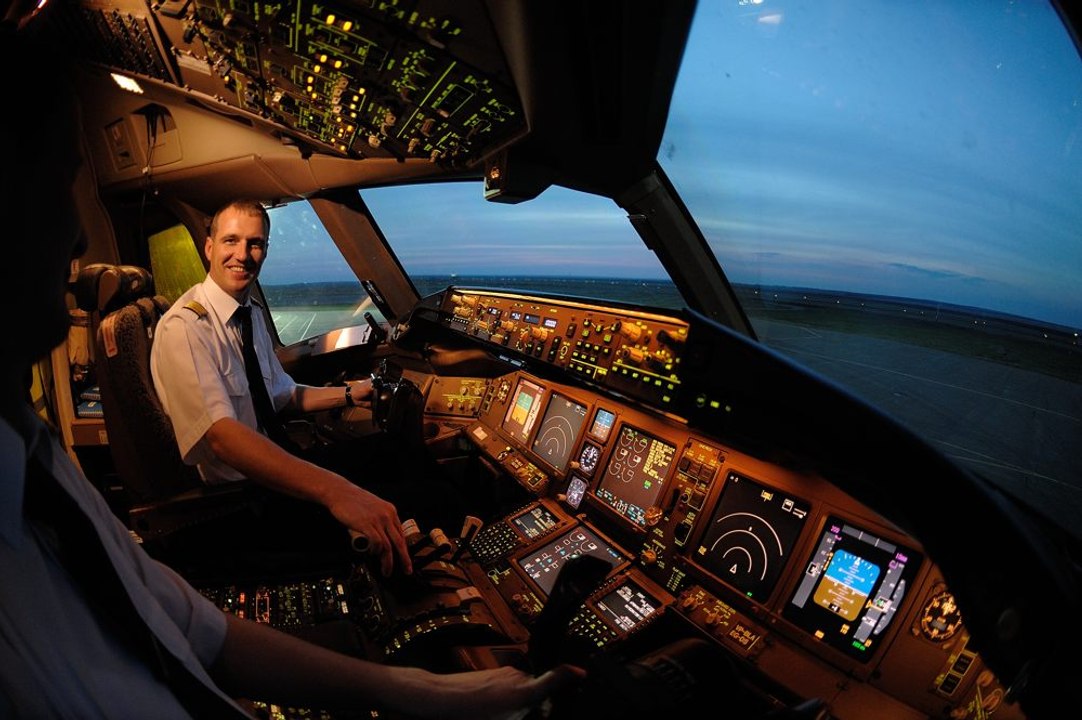 Летим на Boeing 777 в Москву. Снято с кабины пилота!