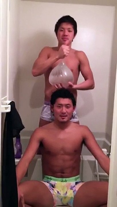 Deux Japonais s'amusent avec un préservatif rempli d'eau