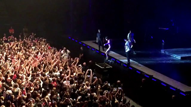 Bercy : Shy'm saute dans le public et réussit cette fois son coup !